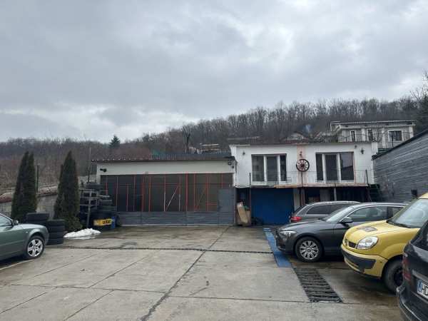 Vand hala de productie/depozit si spatiu de locuit rezidential
