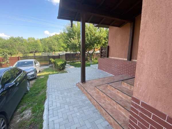Vând casă /2 bucatarii /2 băi/ teren 3000 m2