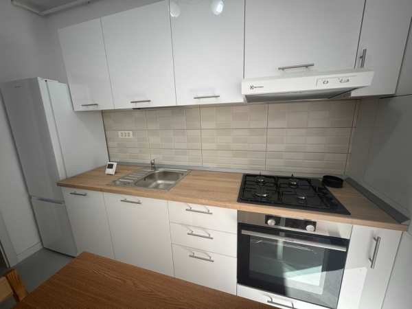 PRIMA INCHIRIERE! Garsoniera decomandata la 3 minute de Metrou Berceni