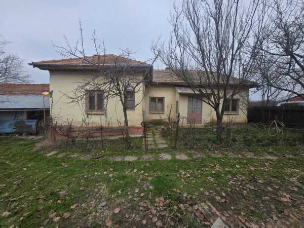Vand casa din caramida cu 4 camere si garaj / Teren 900mp