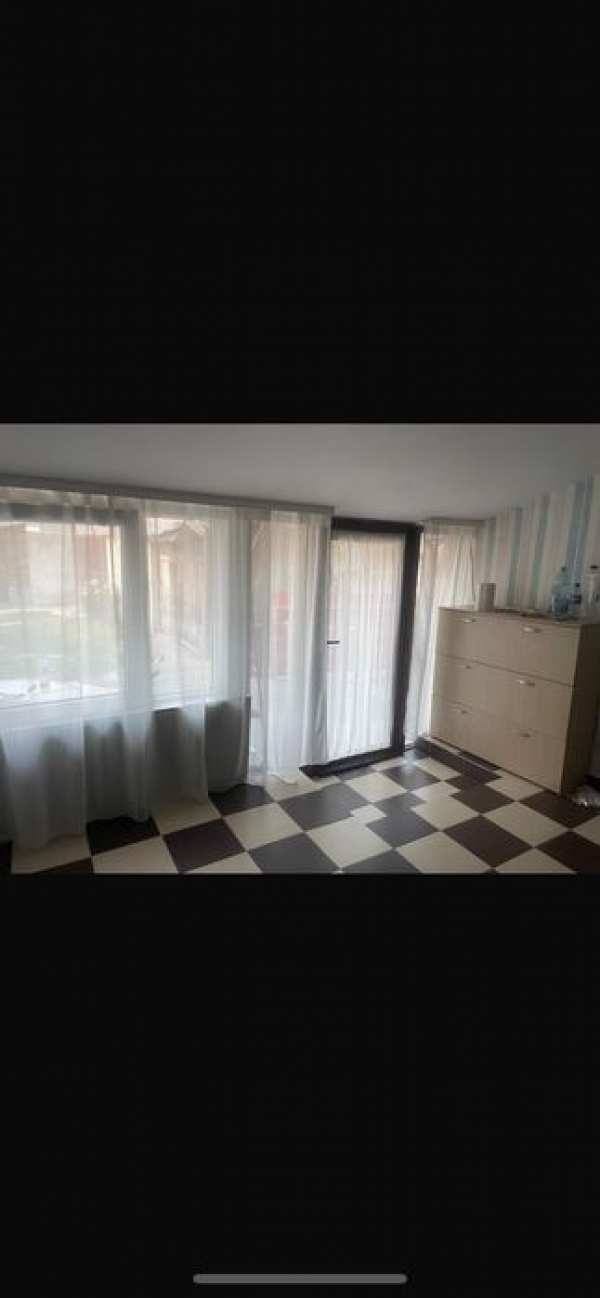 Inchiriere casa la curte