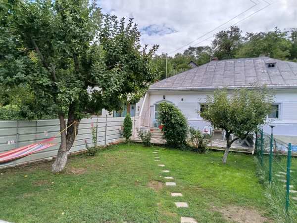 Inchiriez casa  cu , curte in comuna sarata bai . Bacau