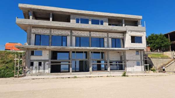 Cădire unicat cu vedere frontal la mare