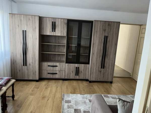 Inchiriez apartament