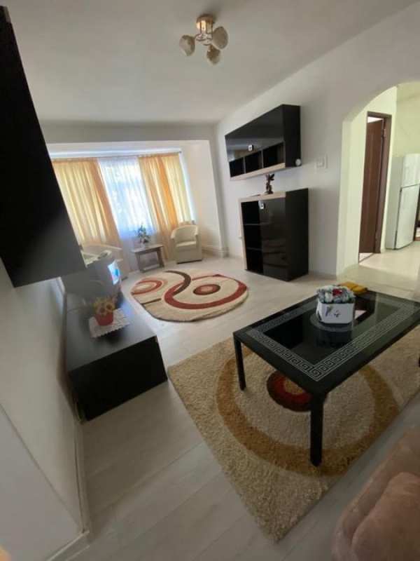 Inchiriez apartament cu 3 camere