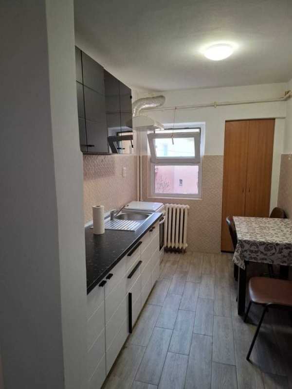 Inchiriez apartament doua camere etaj unu in zona Lenin Sud