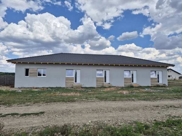 PROPRIETAR Vând apartament/casa cu gradina si 2 locuri de parcare