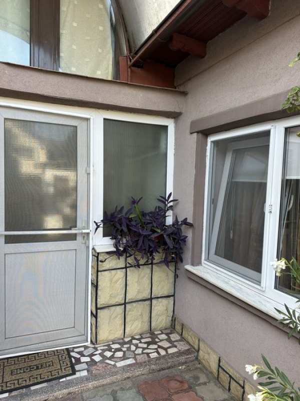 Casă de închiriat cu curte comună -Zona Coiciu