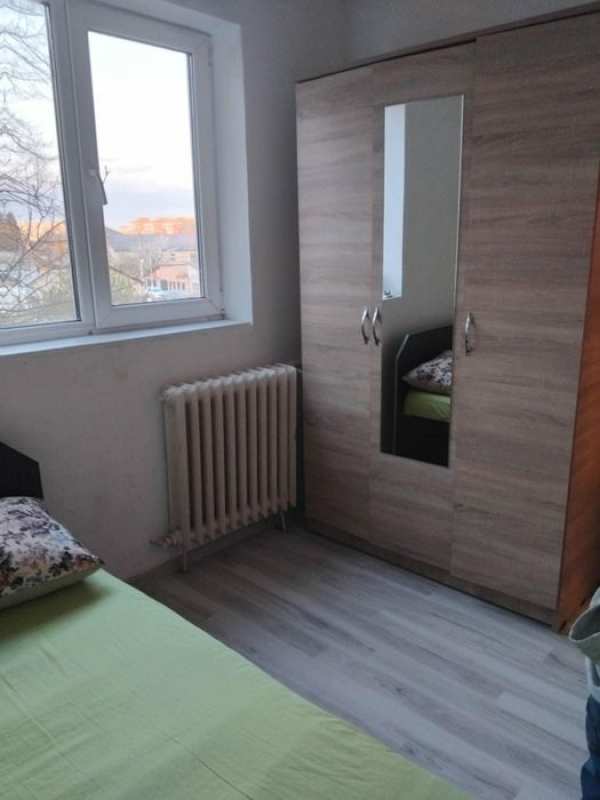 Închiriez apartament in zona Z 25 bloc 20 ferentari Radu Constantin se