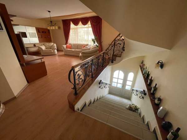 Apartament 3 camere, tip Penthouse + Parcare privata de inchiriat