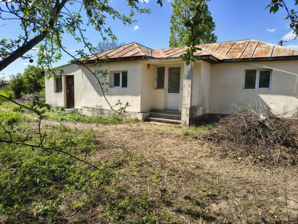 Casă bătrânească și teren 3.500 mp,  30.000 €

Vând casă bătrânească din lut, situată în sat Postarnacu, com