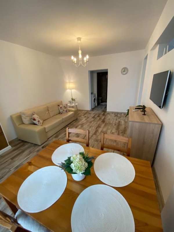 Inchiriez apartament