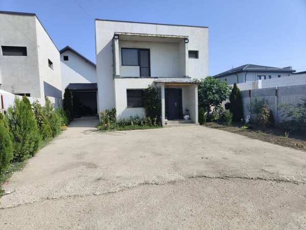 Casa Albesti 3 km de sensul giratoriu.zona 2 Pasi.