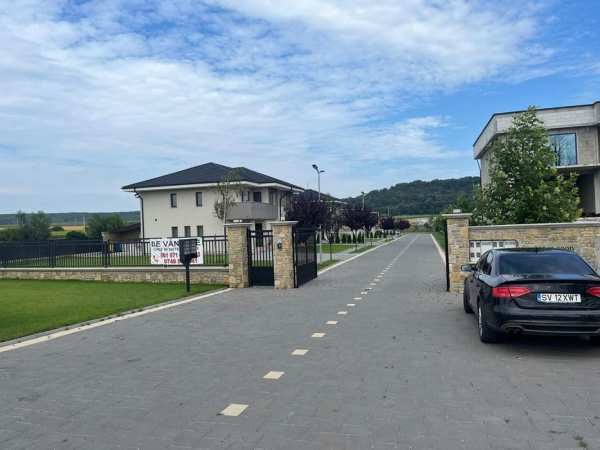 Casa în sistem duplex,strada rezidențială