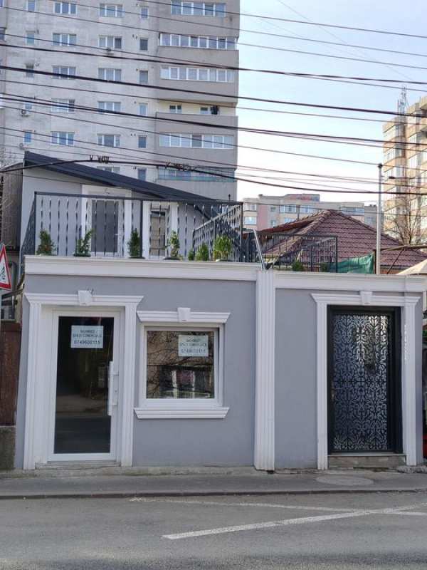 Închiriez casa patru camere și curte proprie amenajata