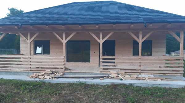 Casa la tara de vanzare