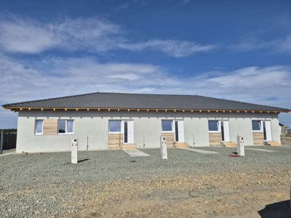 PROPRIETAR Vând apartament/casa cu gradina si 2 locuri de parcare