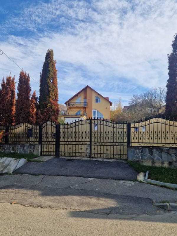 Casă modernă cu livadă, foișor și garaj