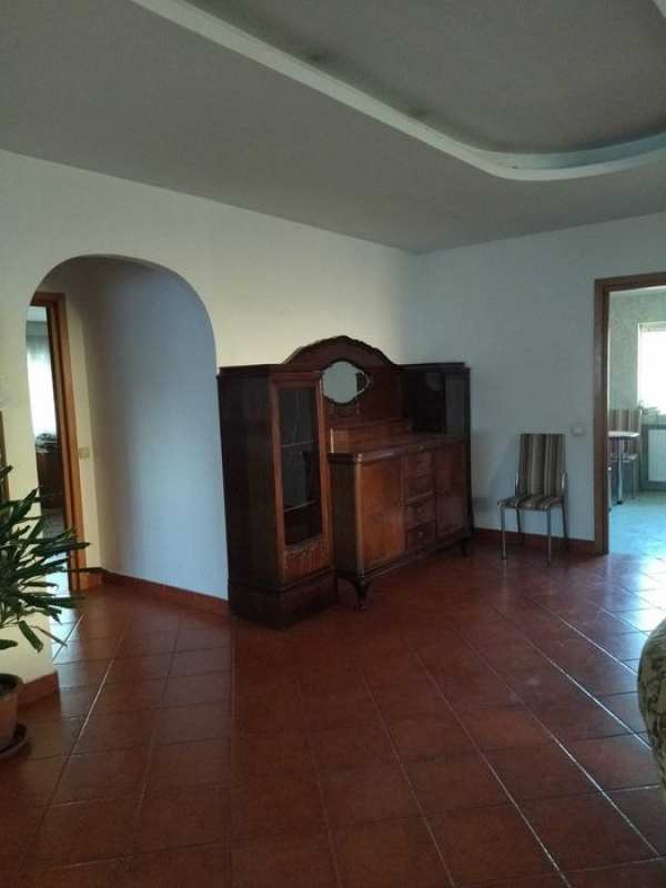 Inchiriez apartament cu 3 camere in vila sector 2