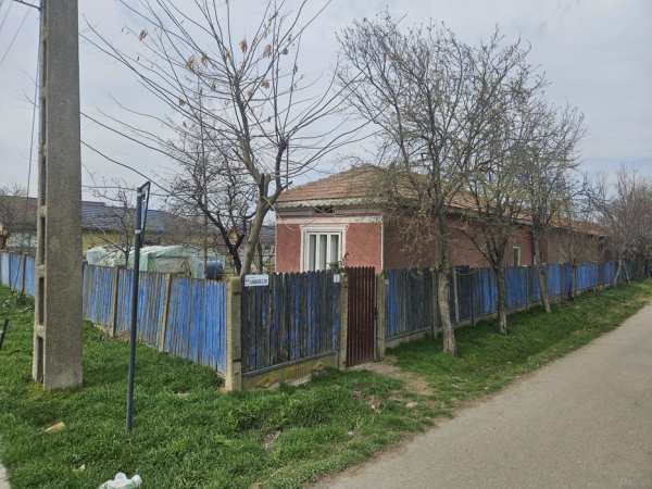 Casa de vanzare cu curte
