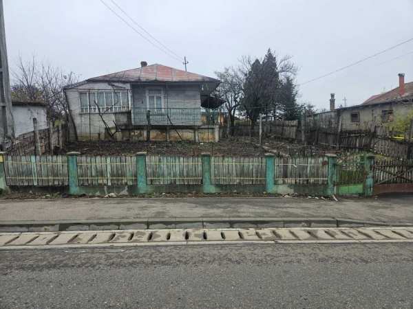 Teren de vanzare cu casa batraneasca