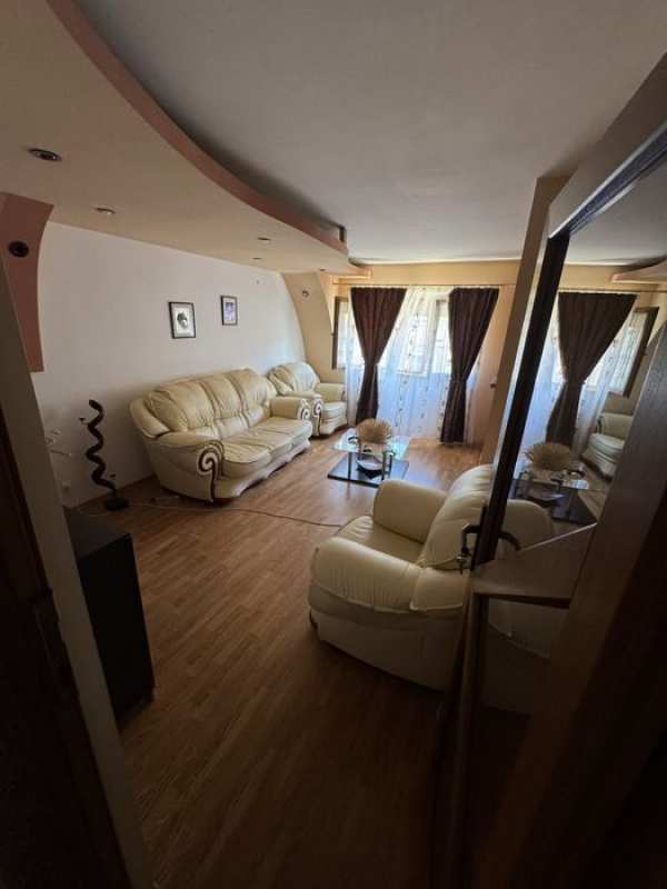 Vand apartament 2 camere decomandate pestre drum de pizzeria Mamamia