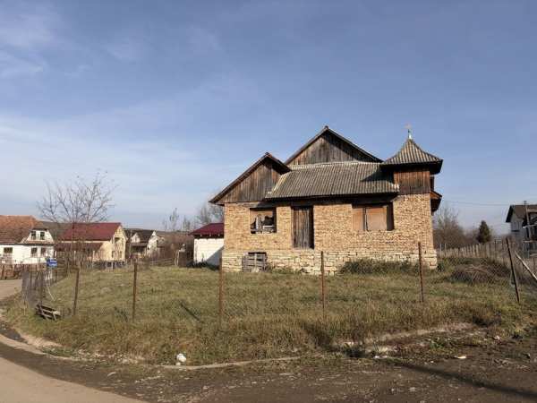 Casă cu teren de vânzare