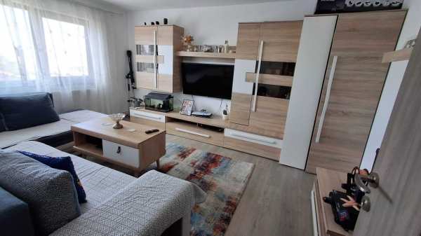 Direct proprietar, vand apartament de 4 camere, decomandat, in zona Sud, etaj 3/4, suprafata utila 66 mp + 3 mp balcon inchis