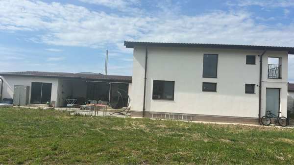 Inchiriez casa Ciorogarla