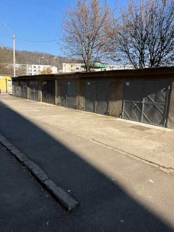 Garaj de închiriat