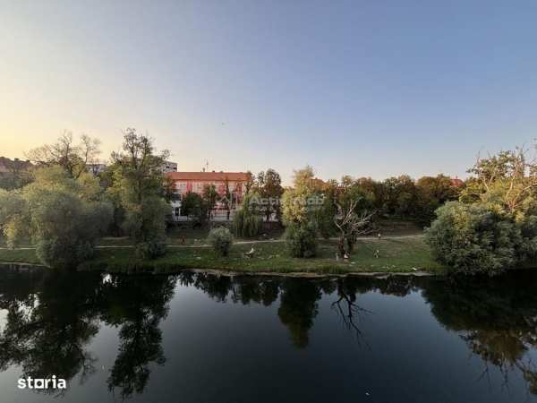Apartament 129 mp cu vedere spre Crisul Repede si demisol independent