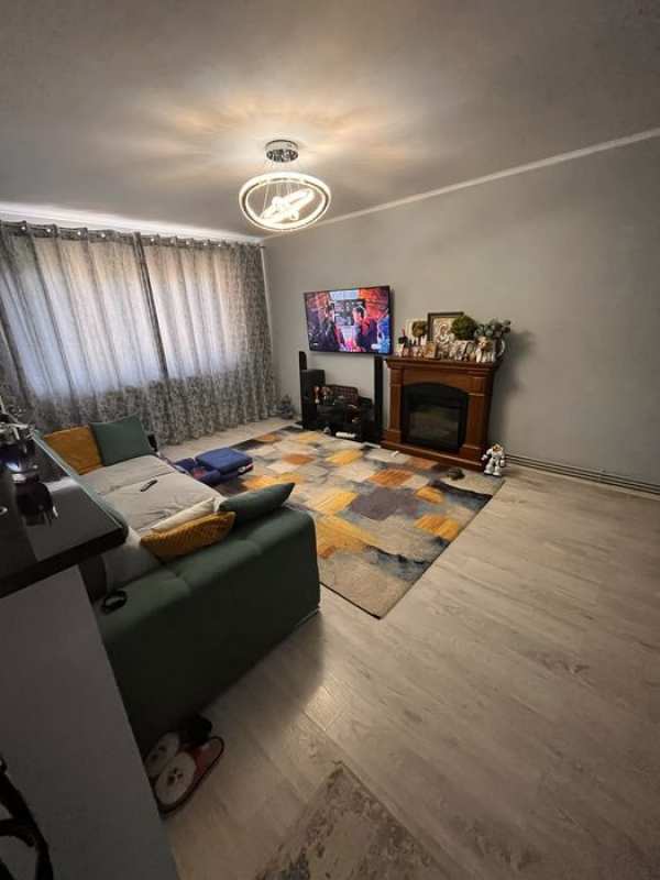 Vând apartament 3 camere decomandat 1 mai Bl I11