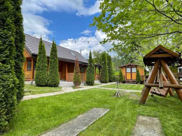 Cabana moderna pe marginea lacului Izvorul Muntelui, complet echipata