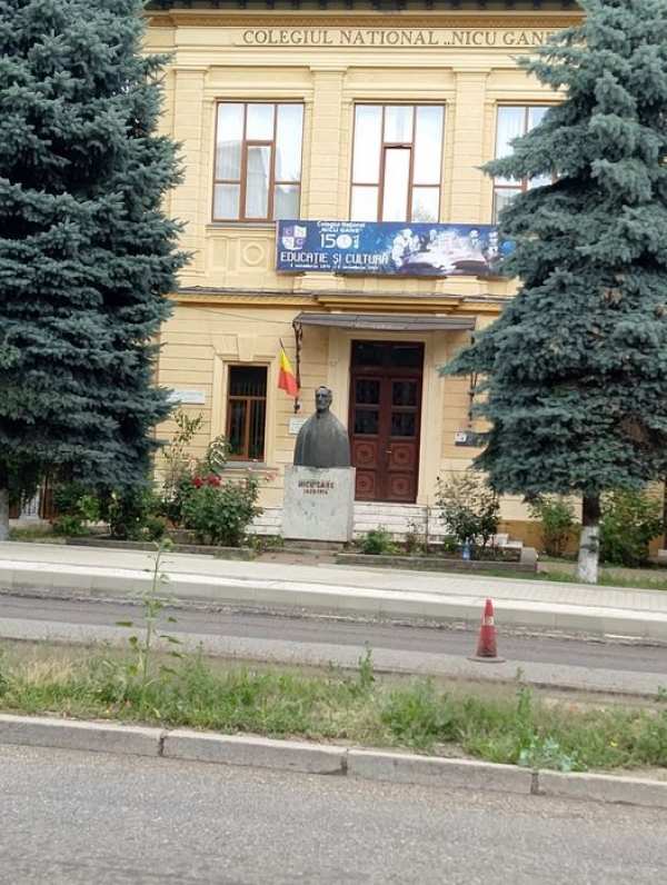 Închiriez apartament