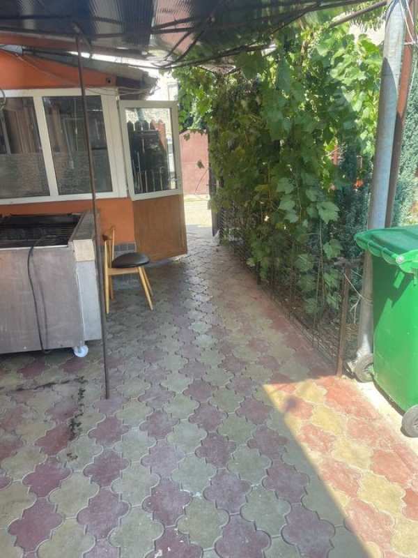 Inchiriez camere la curte