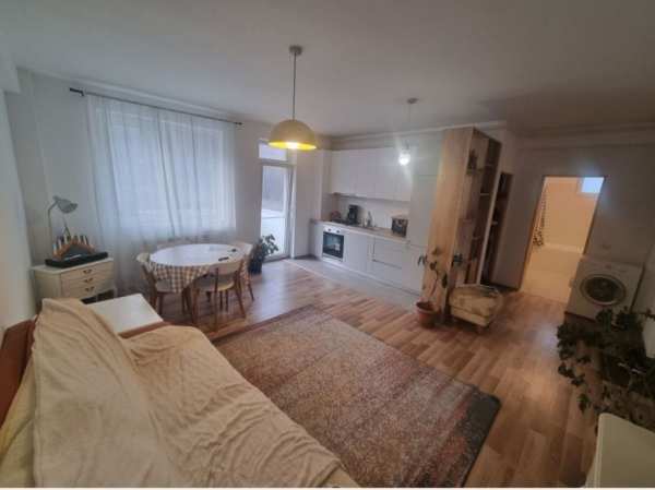 Persoana fizica închiriez apartament