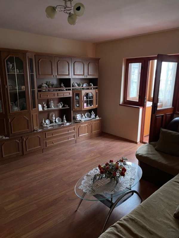 Închiriez apartament 3 camere BEIUS