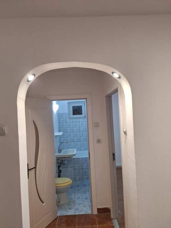 Inchiriez apartament 2 camere + living - parter - darmanesti