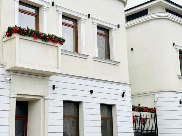 CASA vanzare/CENTRU VECHI/ 8 apartamente la cheie/tot  inchiriat