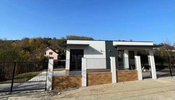 Casa deosebita, teren 830m, Str Adevarului nr 55K