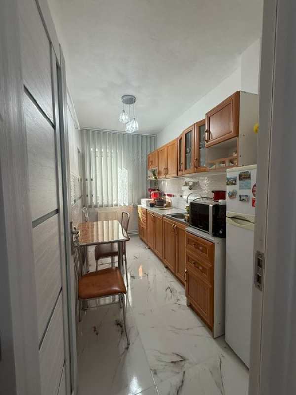 Proprietar, vand apartament 2 camere, centru Caransebes