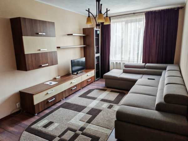 Dau în chirie apartament cu 3 camere