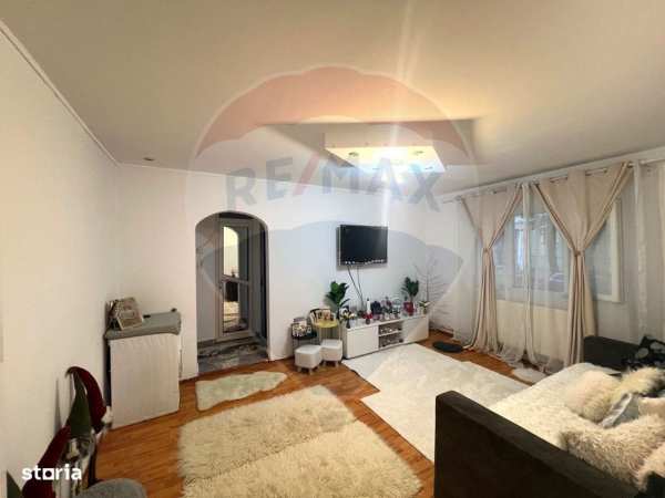 Apartament de vânzare cu 2 camere semidecomandate în zona Ura