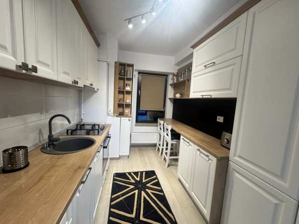 Inchiriez apartament cu 3 camere