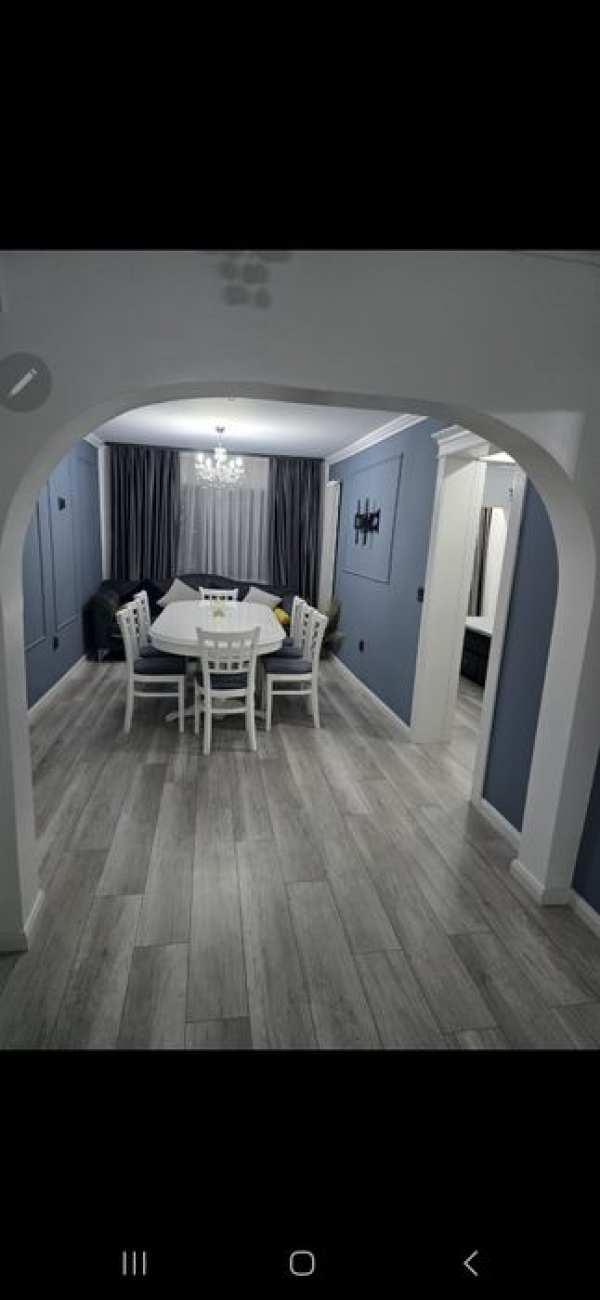 Închiriez apartament cu 4 camere lux,Piața Mică