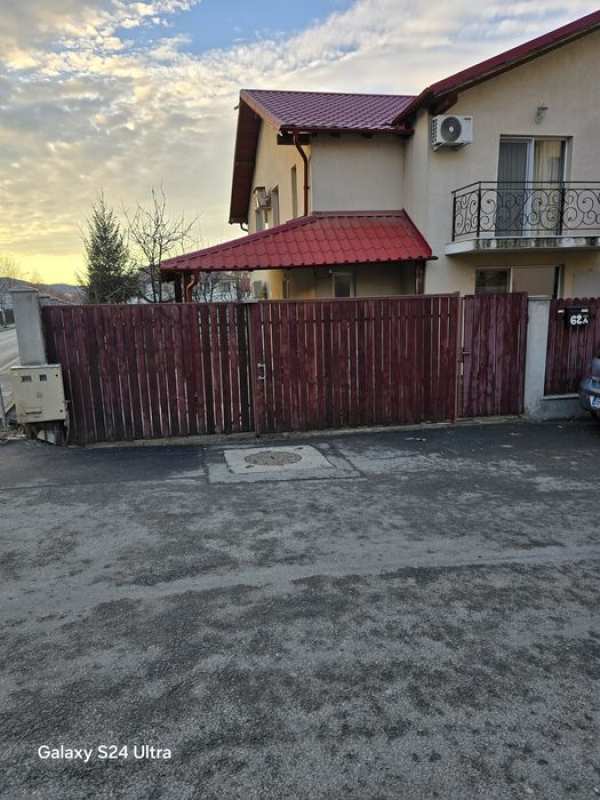Casa de vanzare tip duplex