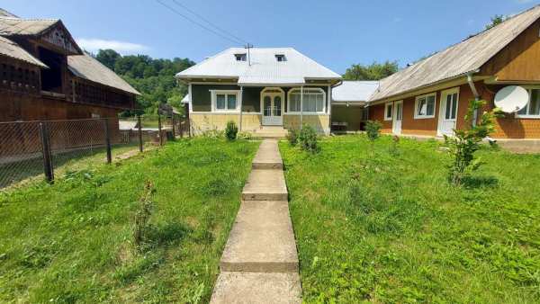 Casa de vanzare la tara