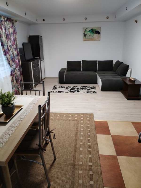 Inchiriez apartament 2 camere in vila