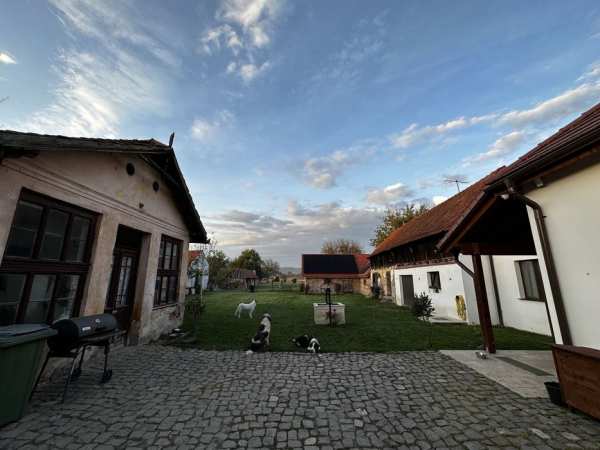 Proprietate independenta energetic 7200 mp formata din 2 case