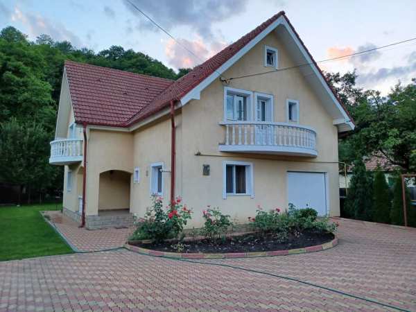 Vând casă cinci camere